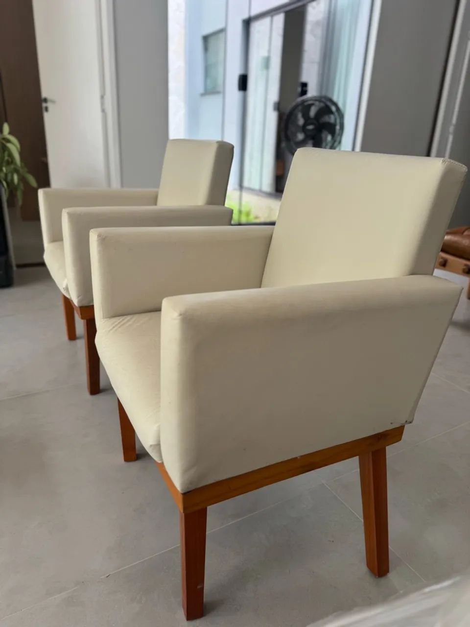 2 Poltronas Bege Courino 