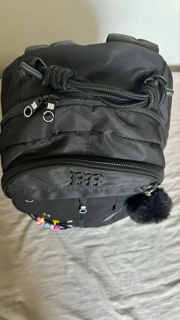 mochila super linda REBECA BOM BOM preta 