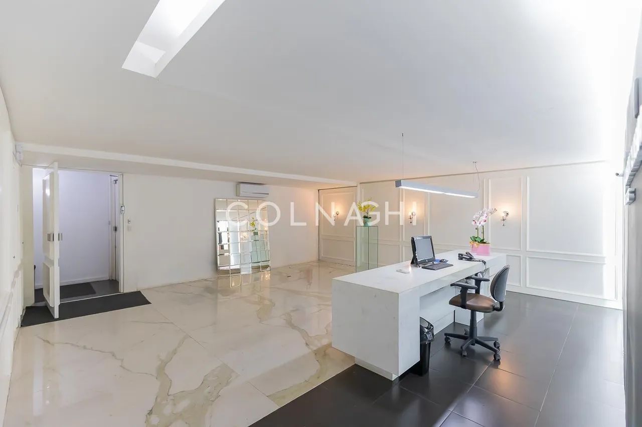 Sede Comercial com Piscina e Área de Lazer