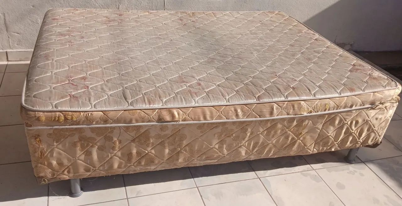 Cama de Casal Usada. Cama com estrutura de madeira , colchão e base estofada.  - Foto 2