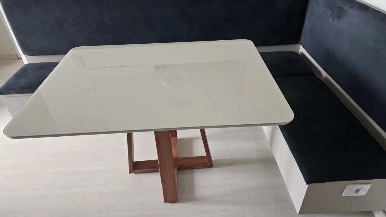 Vendo mesa com tampo de vidro e pés em madeira maciça  - Foto 2