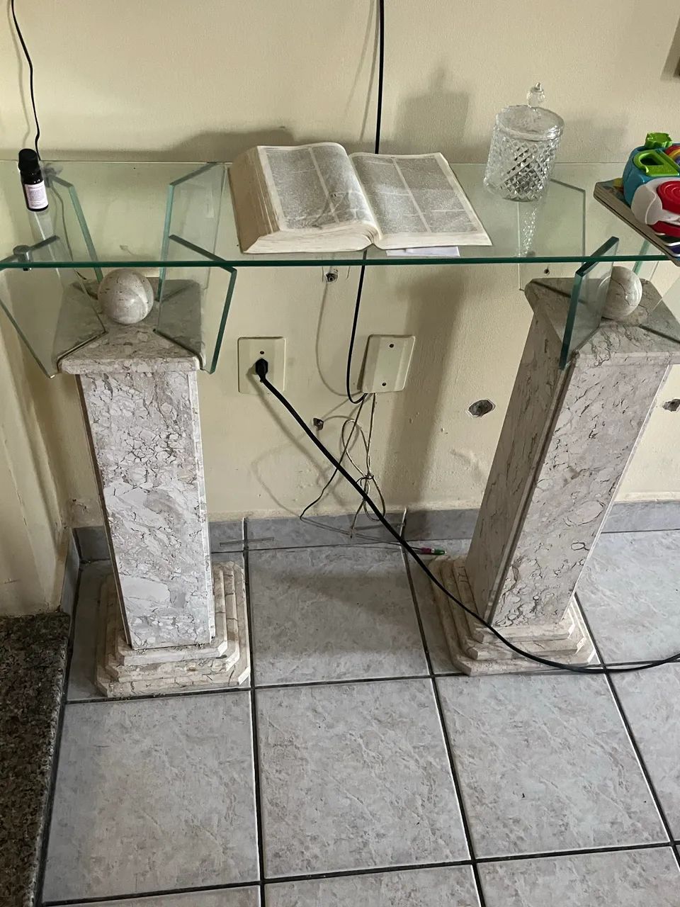 Aparador de mármore com tampo de vidro 