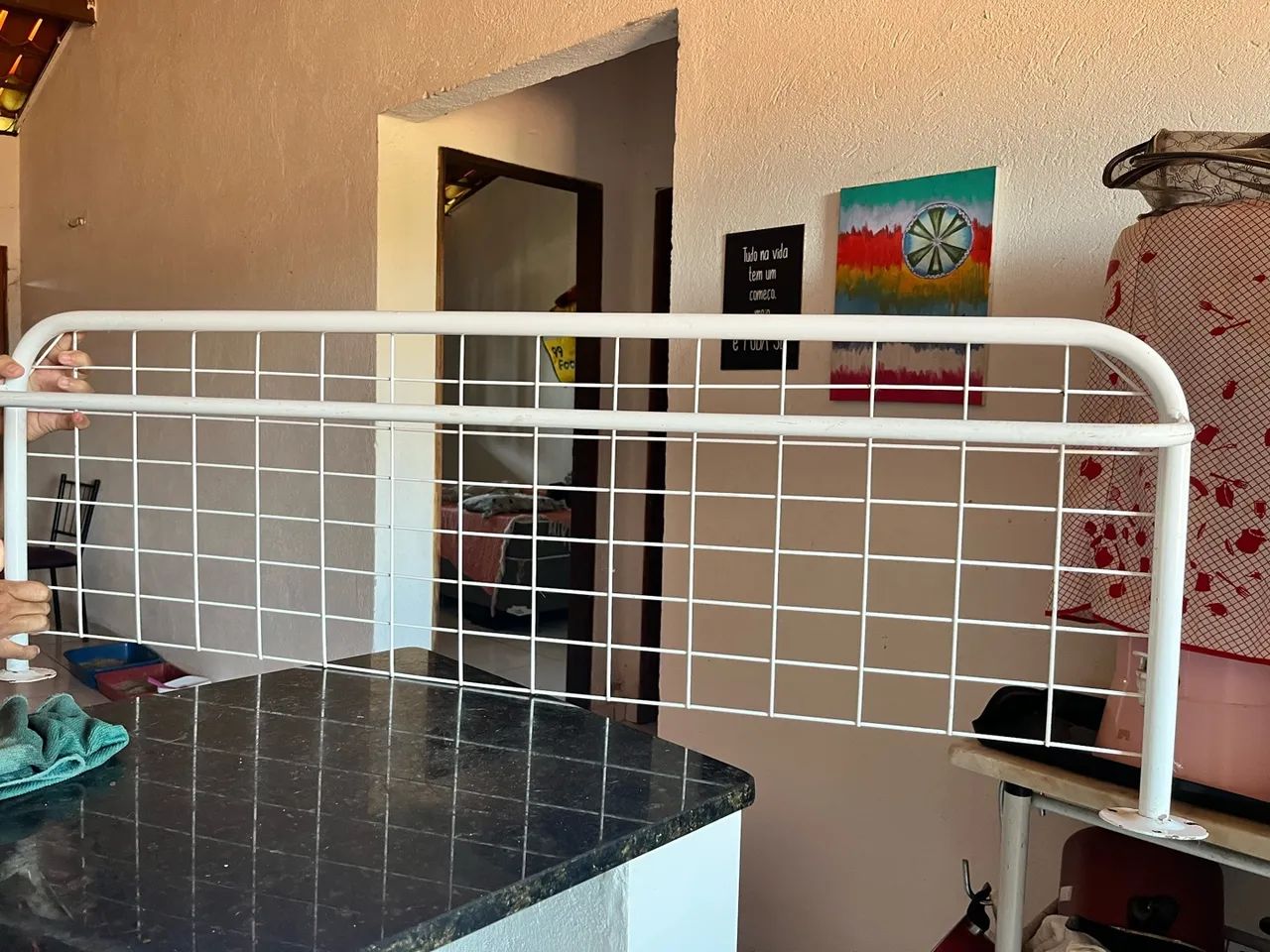 Arara de parede com tela aramada branca 