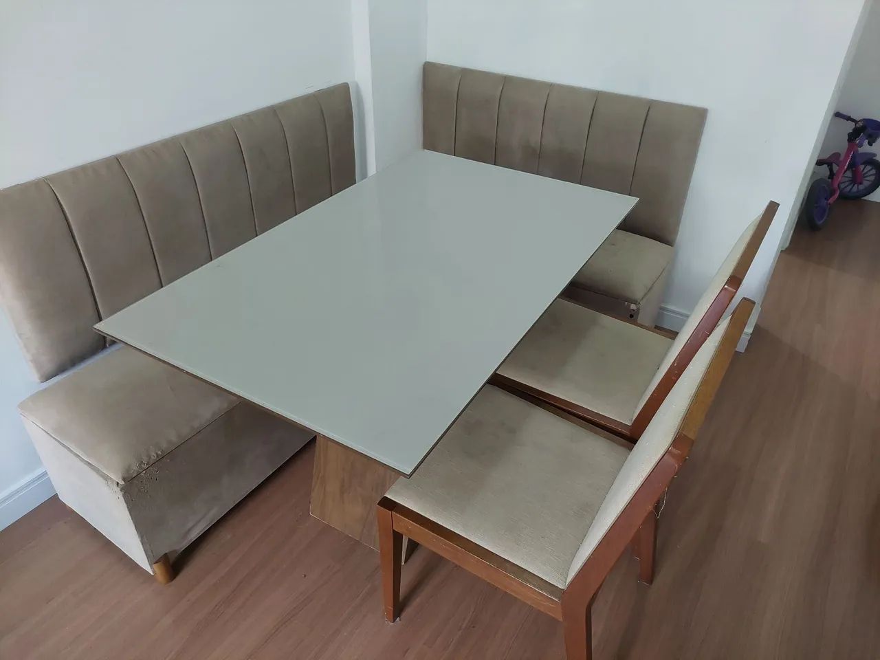 Conjunto mesa, 2 cadeiras e canto alemão 
