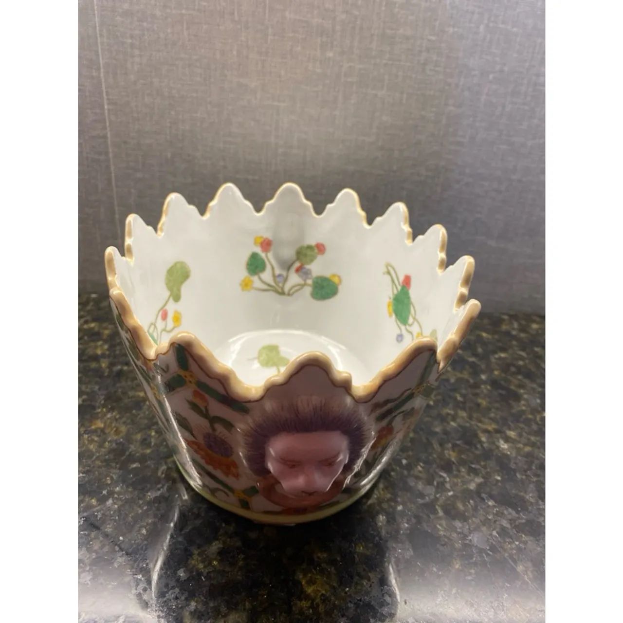 Jardineira porcelana Monteith oriental. Esmaltagem c/ cena floral e borda ondulada.