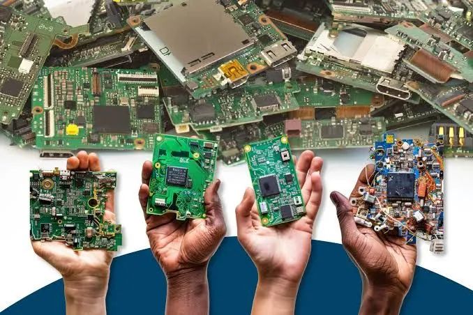 DESCARTE DE PLACAS E EQUIPAMENTOS ELETRÔNICOS