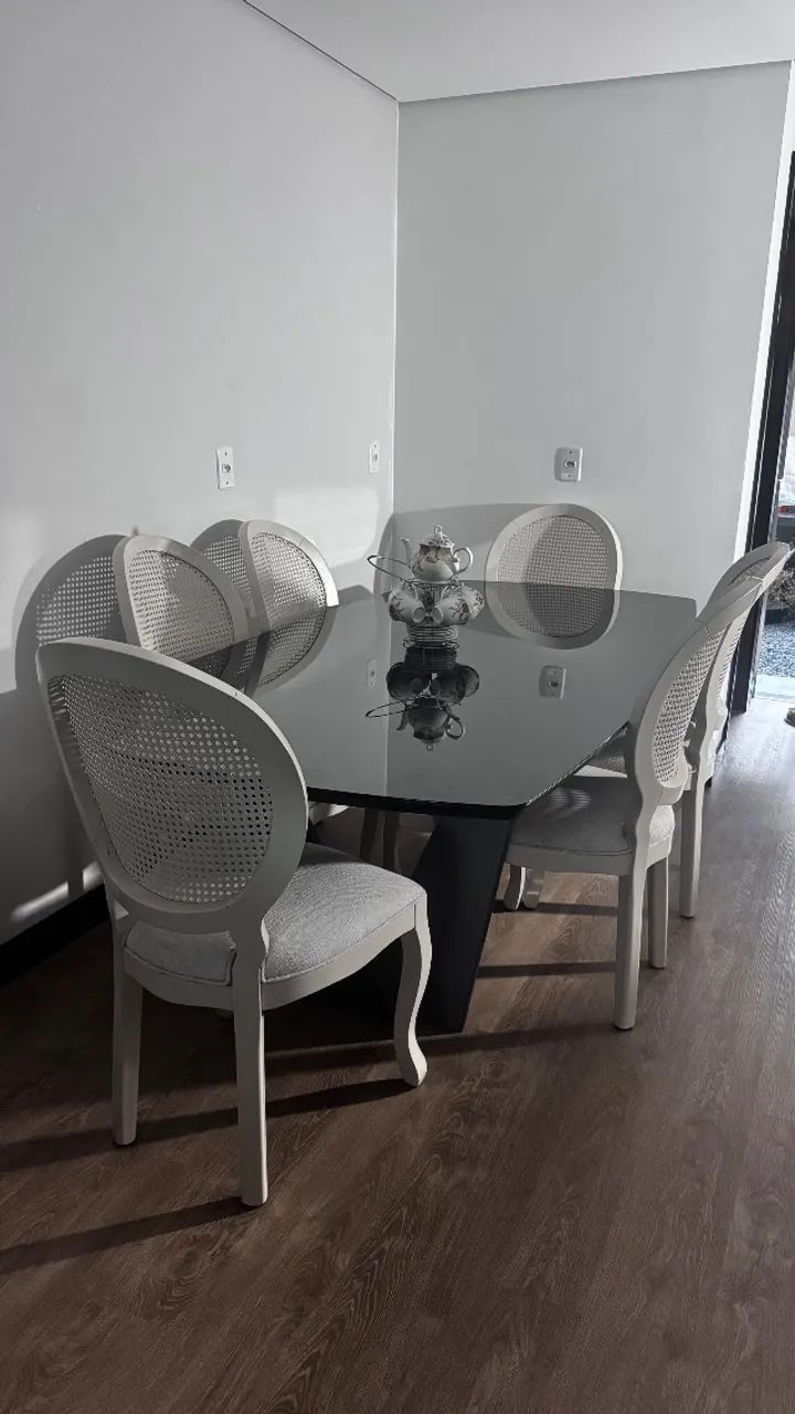 Mesa de Jantar completa com 6 cadeiras