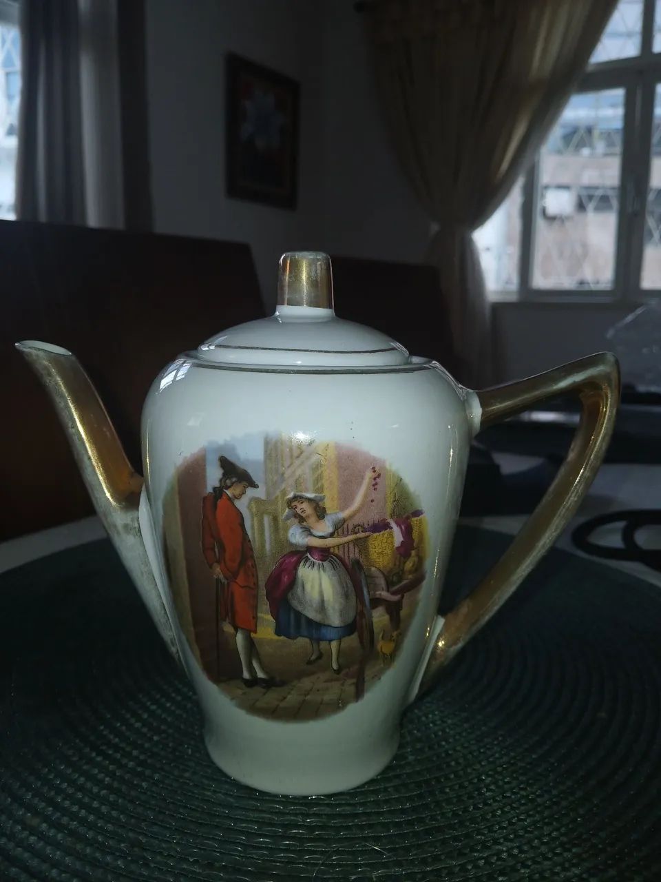 Bule lindíssimo em porcelana