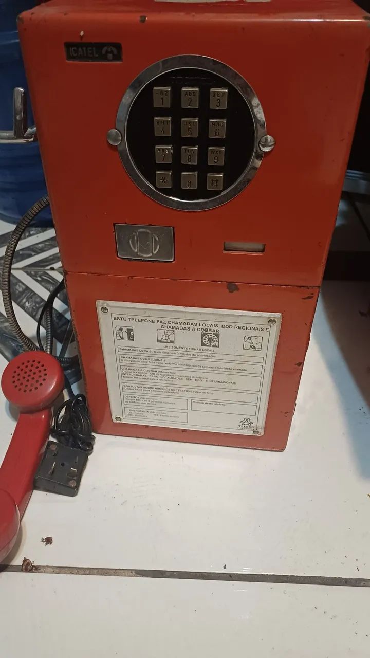 Orelhão vermelho