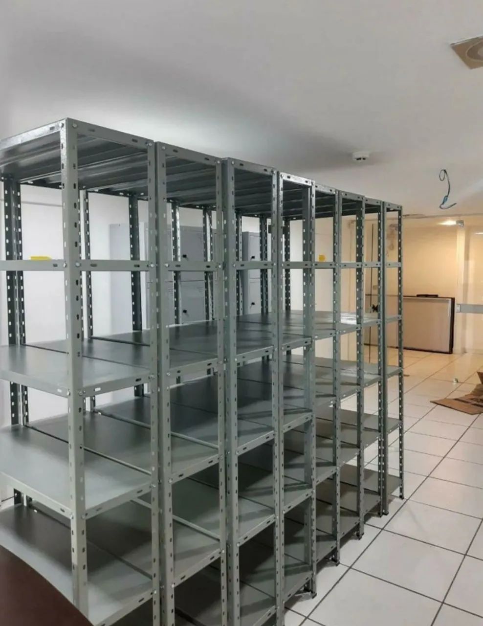 Estante e ferro cinza com pintura eletrostática 