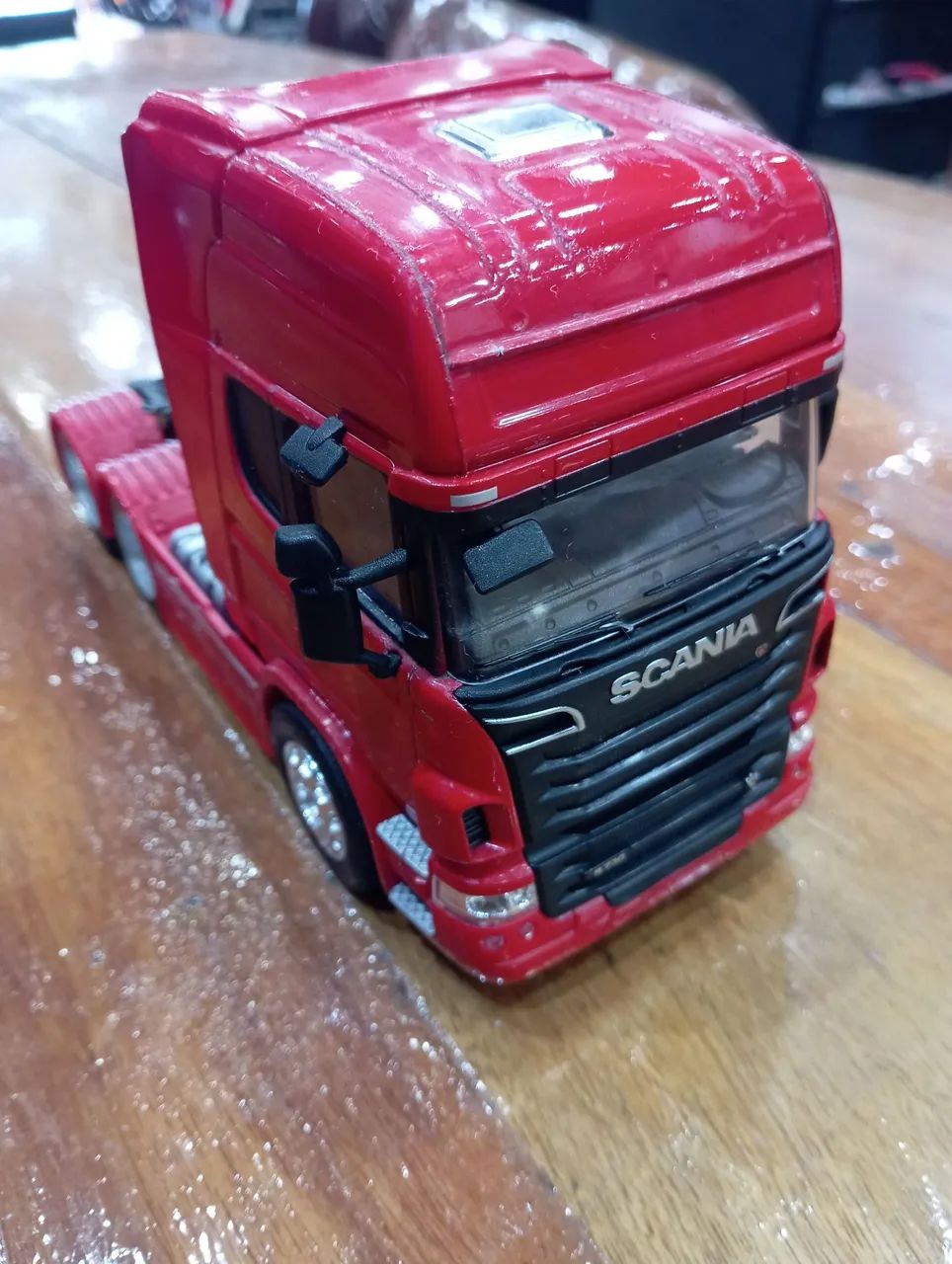Miniatura Scania vermelha