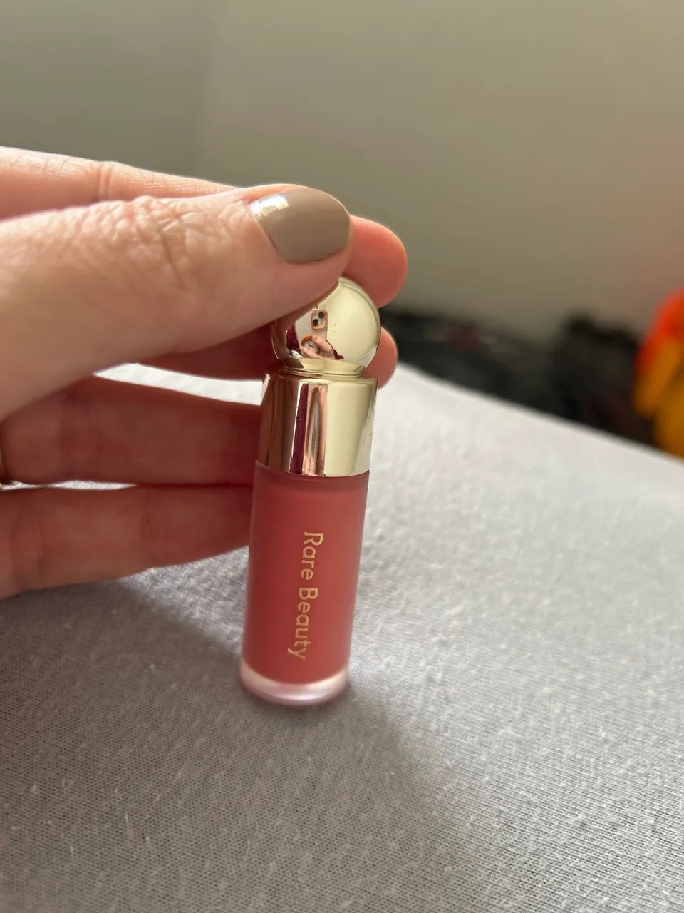 Blush Líquido Rare Beauty, mini, cor Happy.