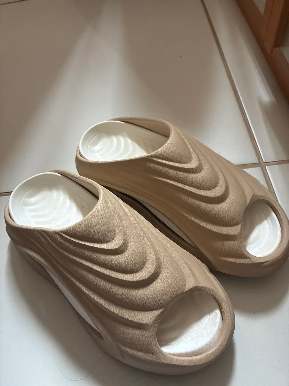 Chinelo slide bege