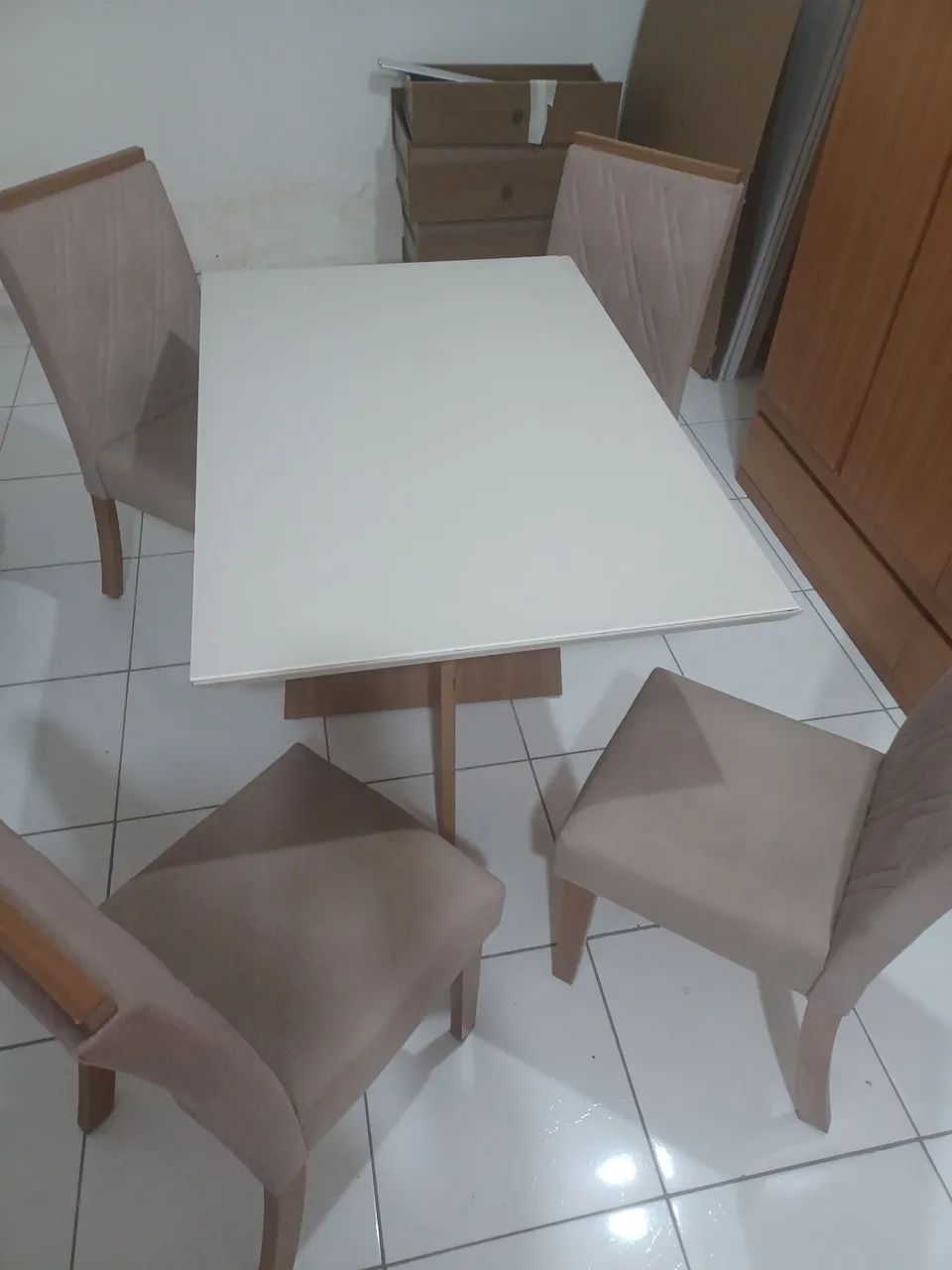 Mesa com 4 cadeiras estofadas - Foto 2