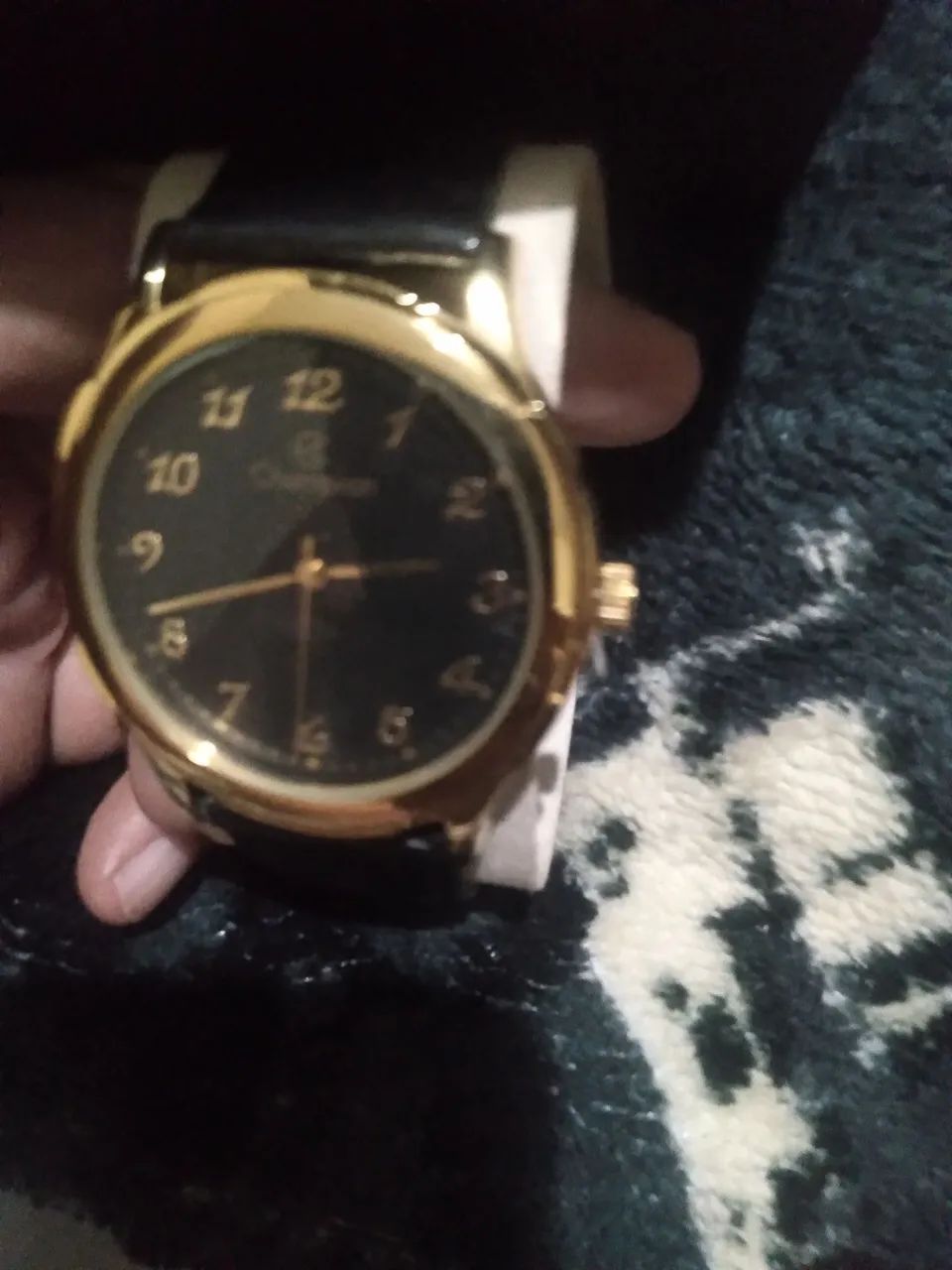 Relógio campismo dourado com pulseira de couro 