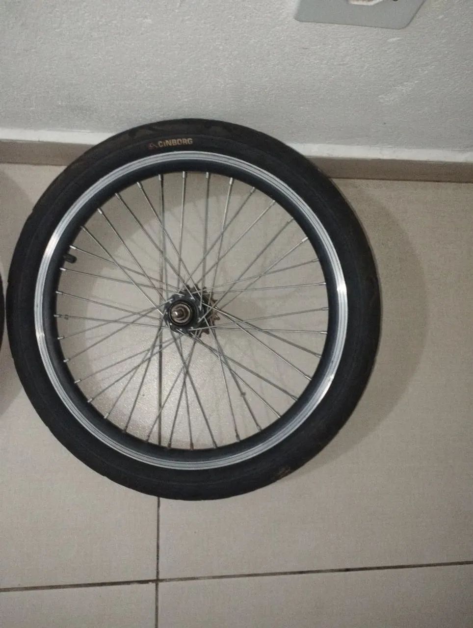 Par de Rodas aro 20 com pneus praieiro  - Foto 2