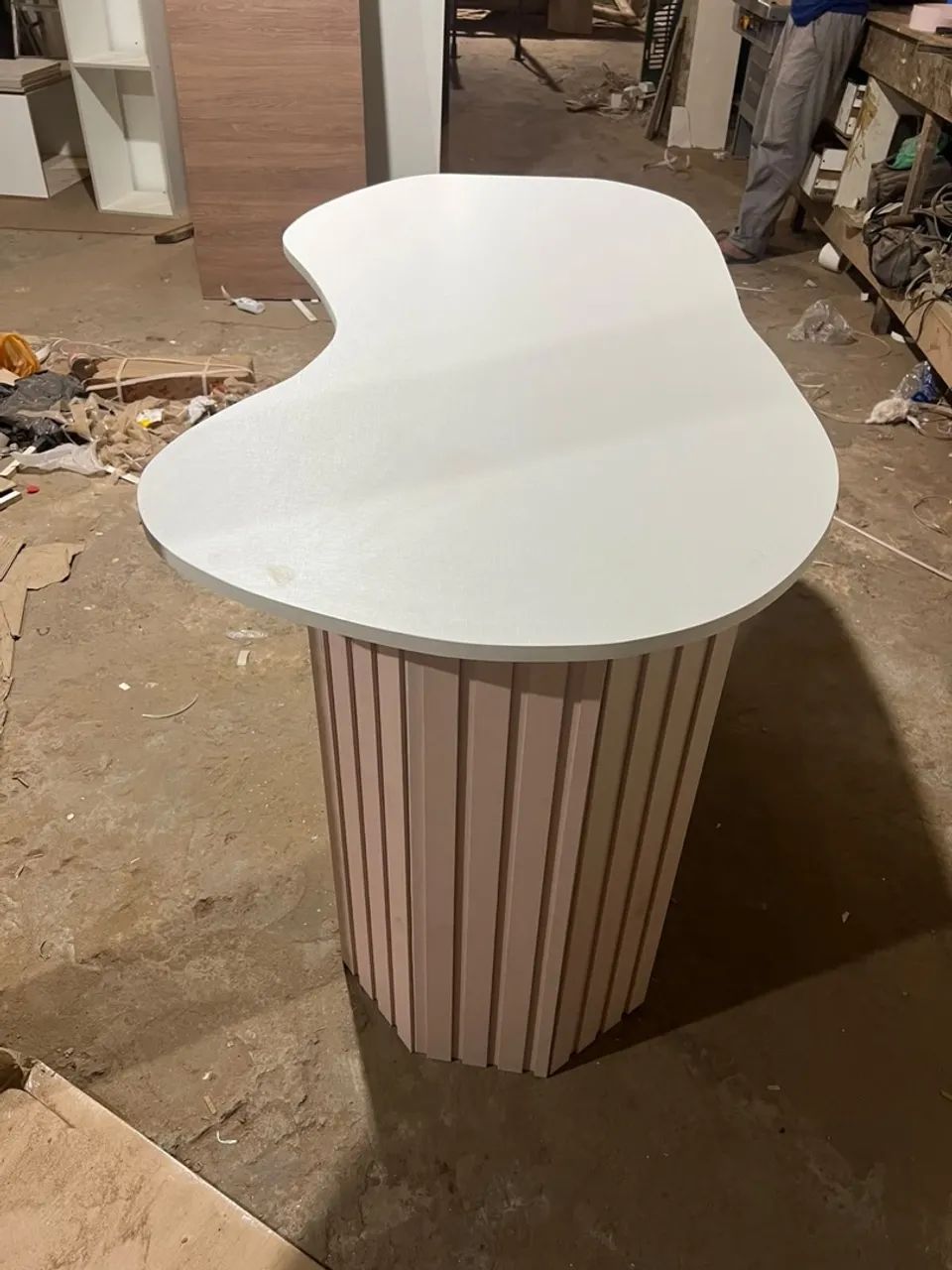 Vendo mesa em mdf oval 