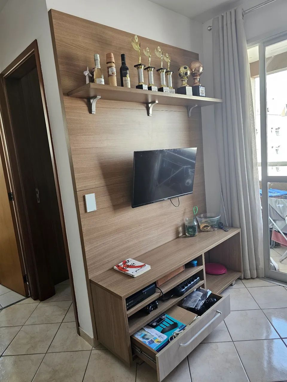Painel para TV com rack e prateleira - 1,48 m - Madeirado - Foto 3