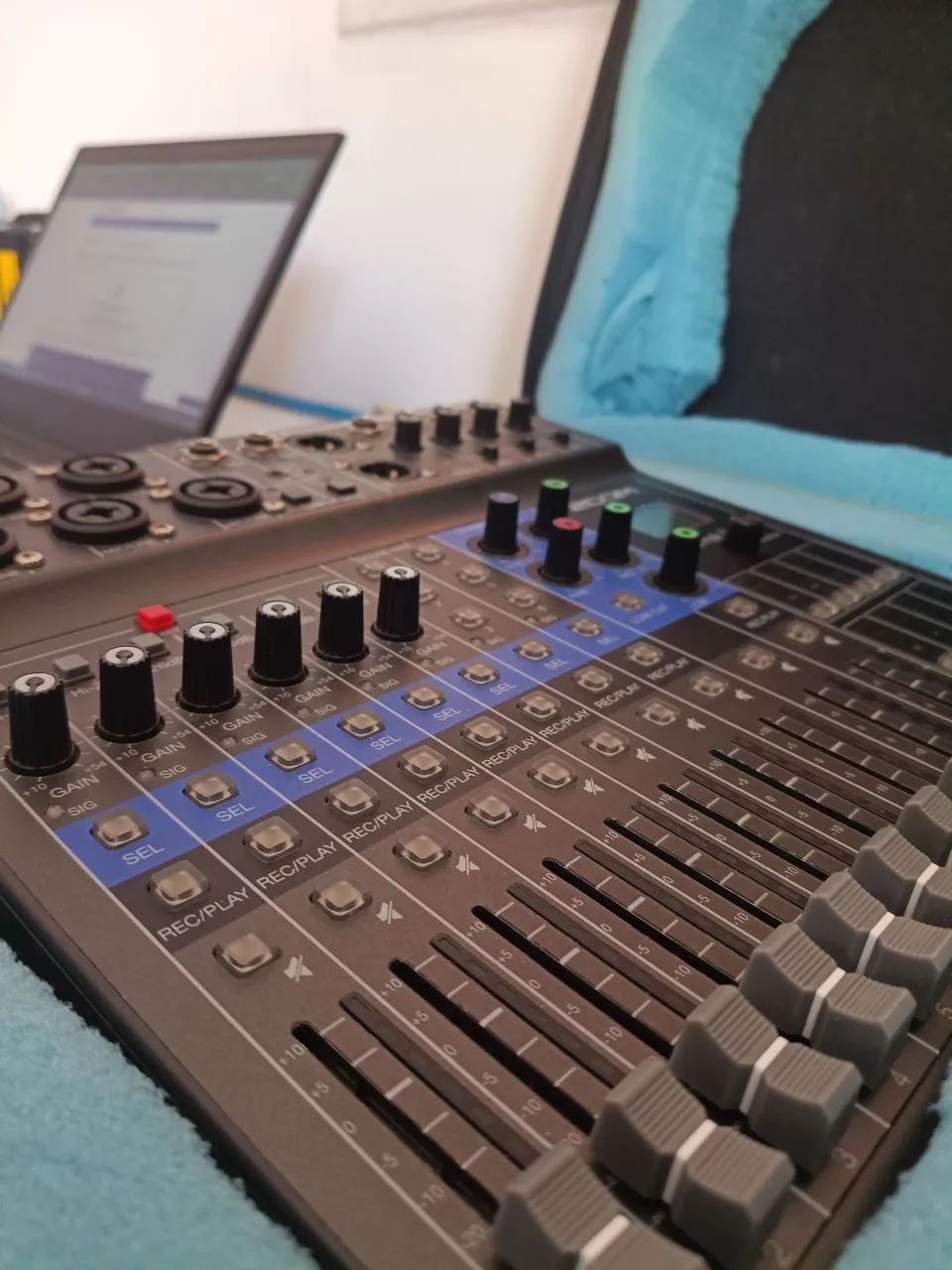 Mesa de Som Digital e Interface L-8 LiveTrak - Foto 5