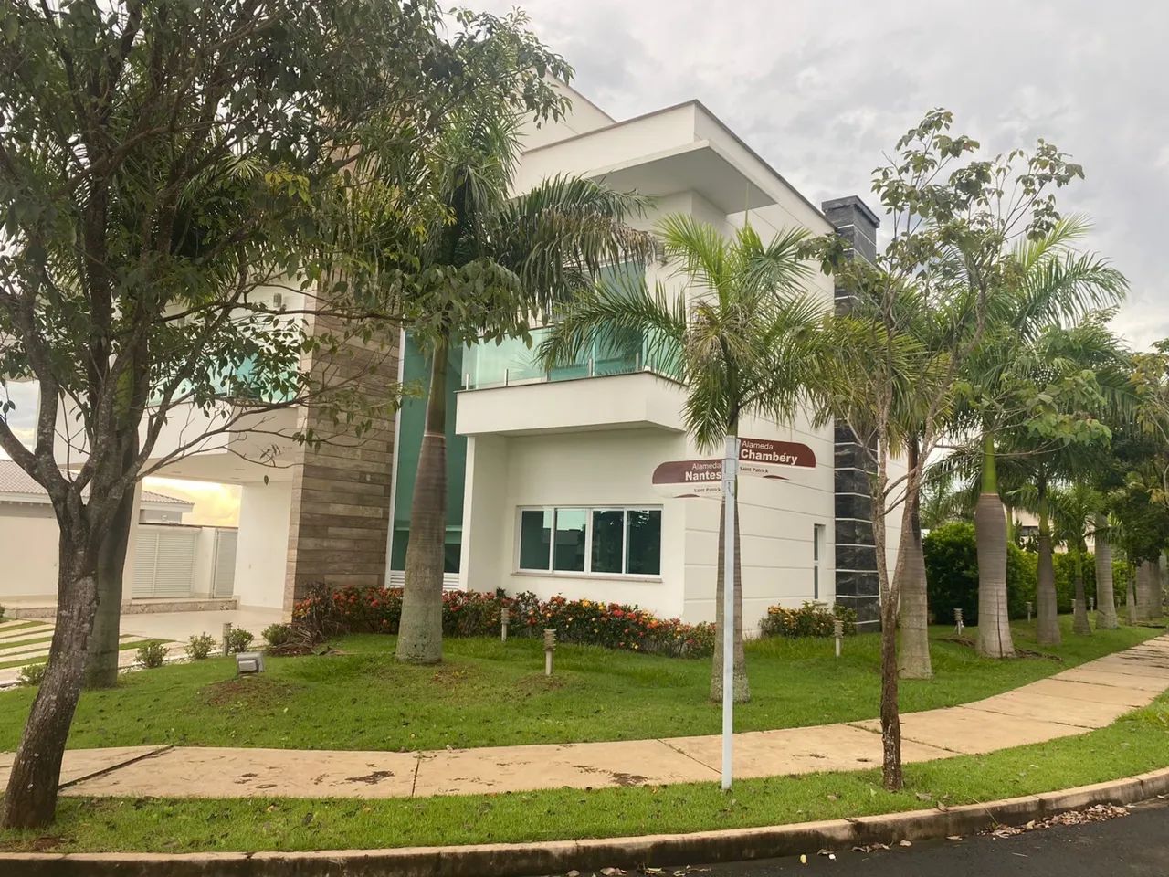 Casa altíssimo padrão - esquina - com elevador  - Foto 2