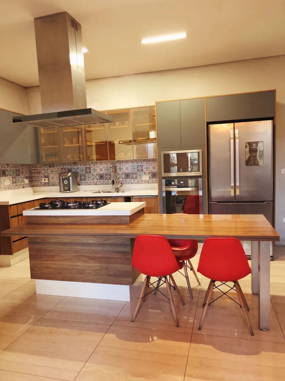 Cozinha Planejada Completa em MDF com Ilha e Mesa Integrada - Foto 4