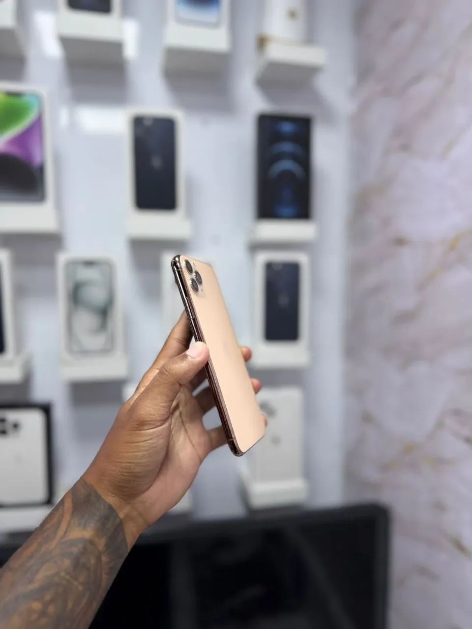 IPHONE 11 PRO MAX 128GB GOLD<br>R$ 1.550,00 TOP - Foto 3