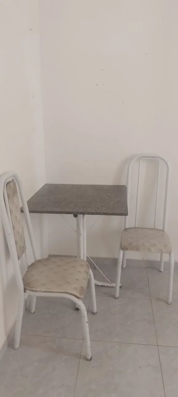 MESA COM 2 CADEIRAS 