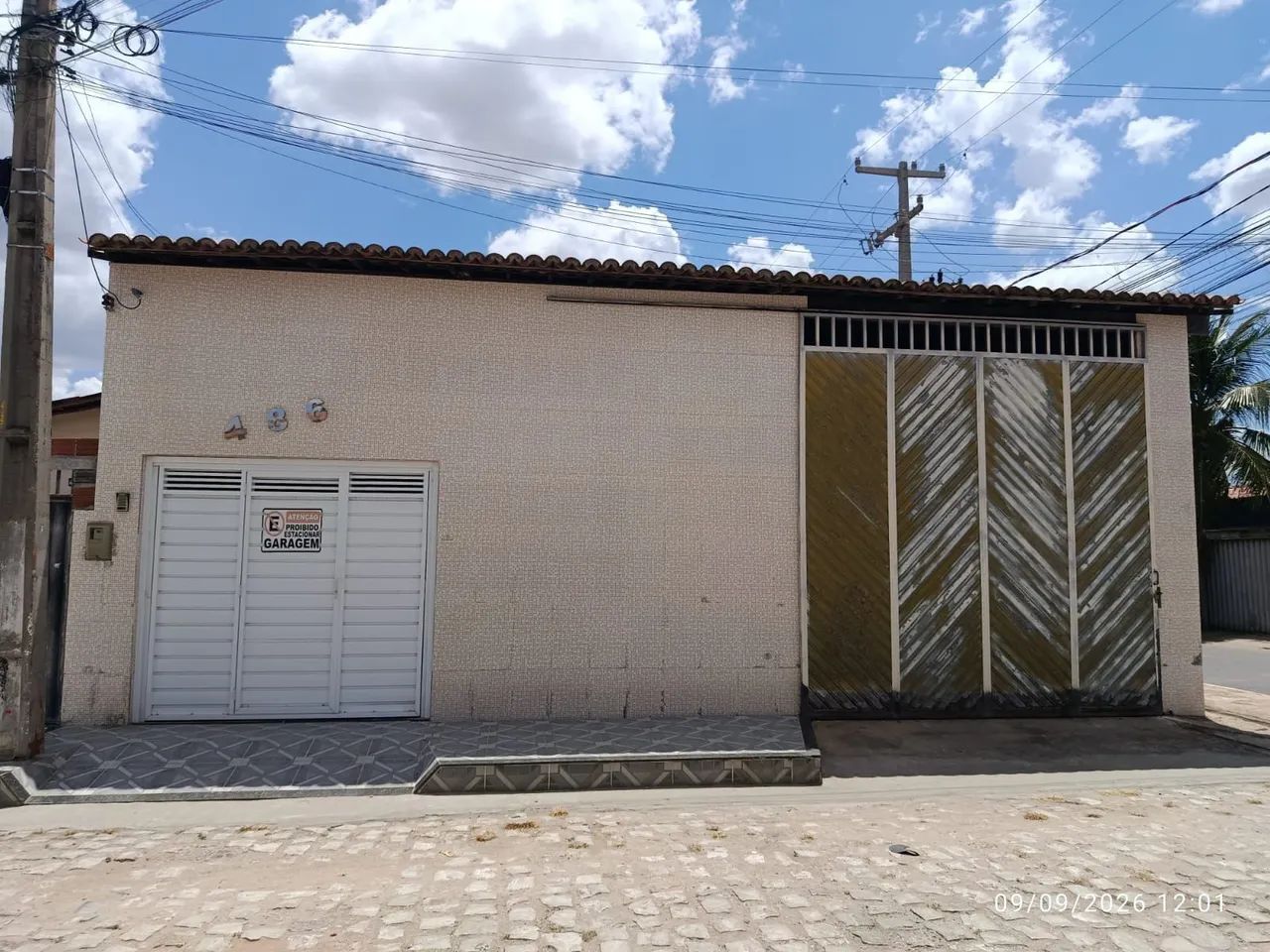 Casa bem central de esquina, ótima para com comércio.