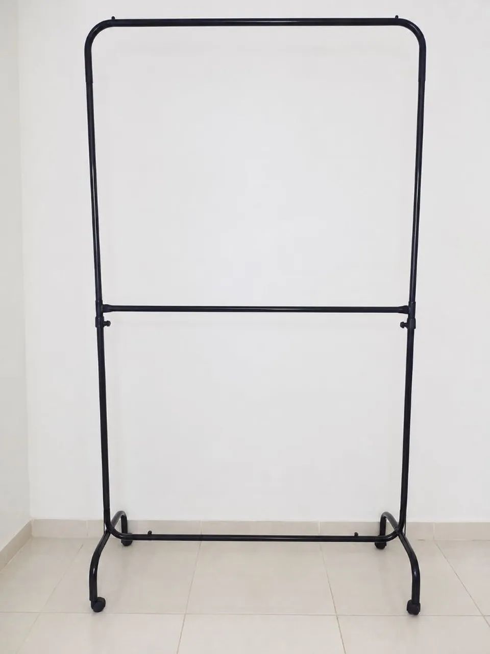 ARARA GRANDE DE ROUPAS com rodinhas SEMINOVA 