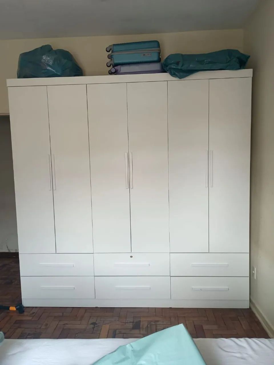 Guarda-roupa seis portas 6 gavetas bem conservado apenas r$r$ 400 - Foto 5