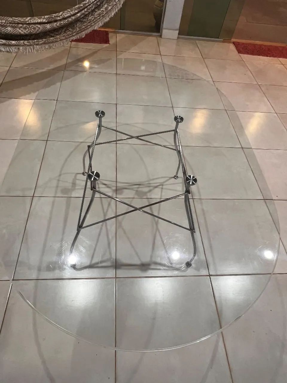 Mesa de vidro com base em inox lindíssima 