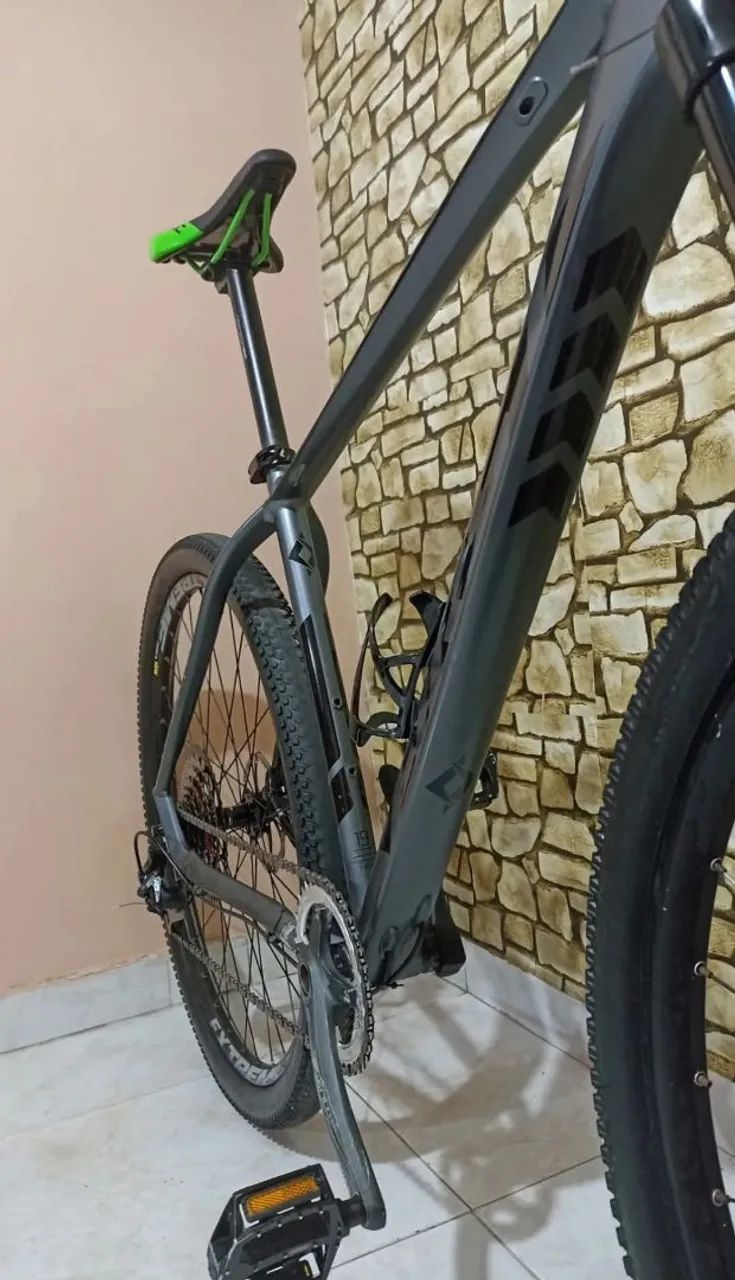 First athymus com suspensão a ar e freios Shimano.  - Foto 4