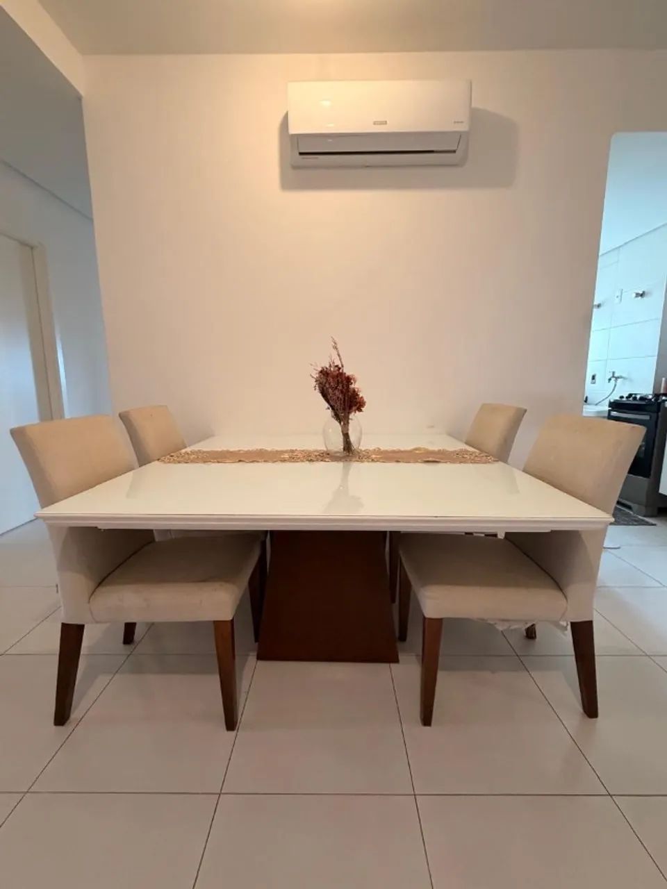 Mesa de jantar quadrada com 4 cadeiras - Foto 3