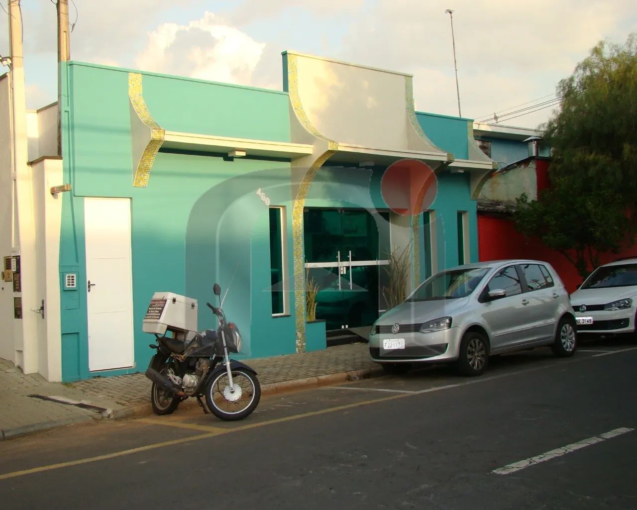 IMÓVEL COMERCIAL COMPOSTO POR UMA CASA E DOIS SALÕES - Foto 3