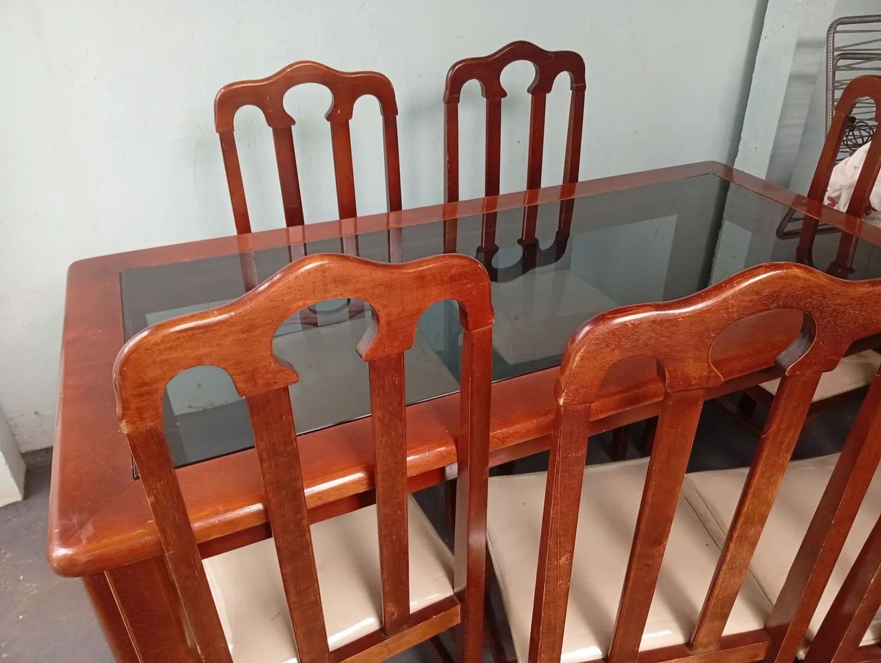 Mesa retangular com 8 cadeiras ,madeira mogno,em boa condição