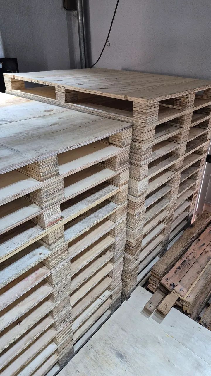 Pallets seminovos compensado medida 1.10 por 1.30 mt reforçado, entregamos.  - Foto 3