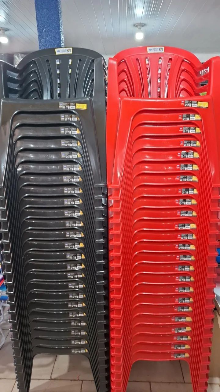 Cadeira de plástico capacidade para 182 quilos 