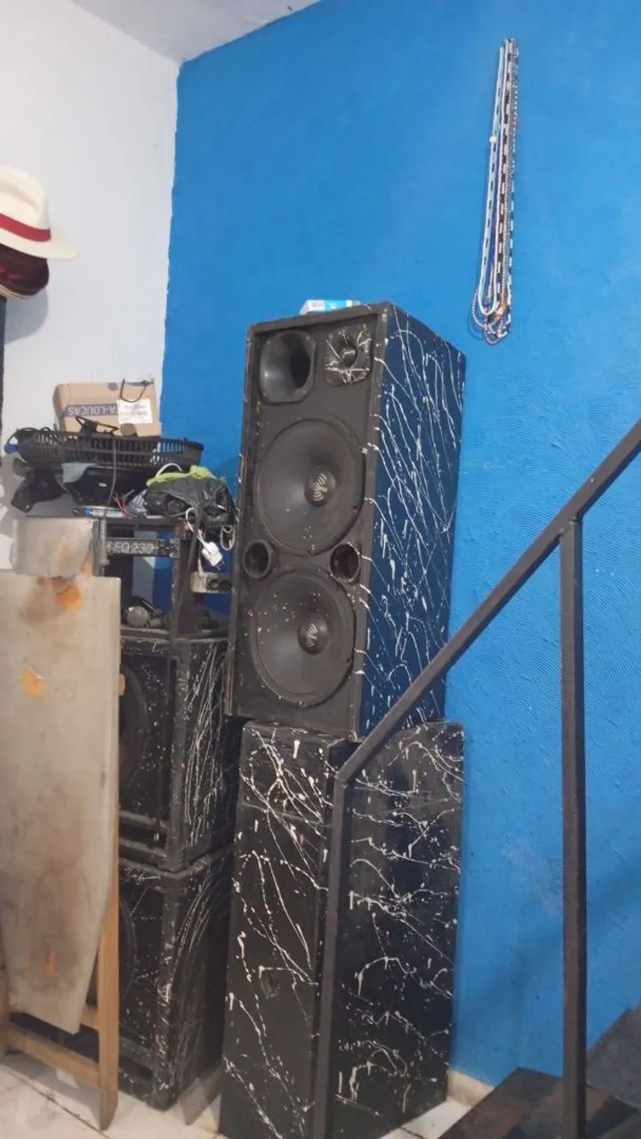 4 caixas sendo 2 sub de 15 e 2 altas de 12 com twitter e corneta 