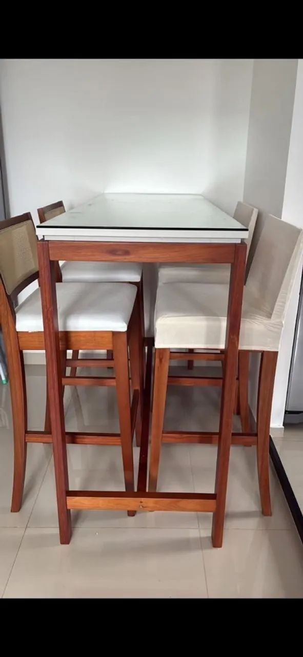 Mesa com 4 banquetas 