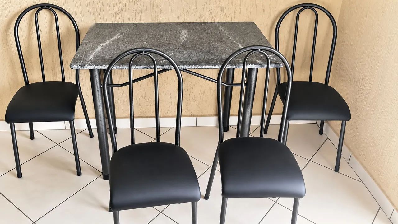 Mesa com cadeiras - Foto 2