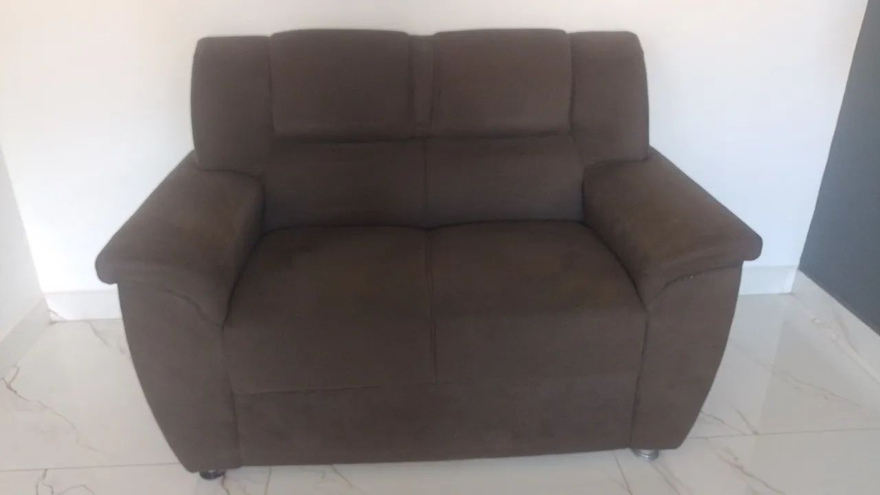 Sofá de 2 lugares.