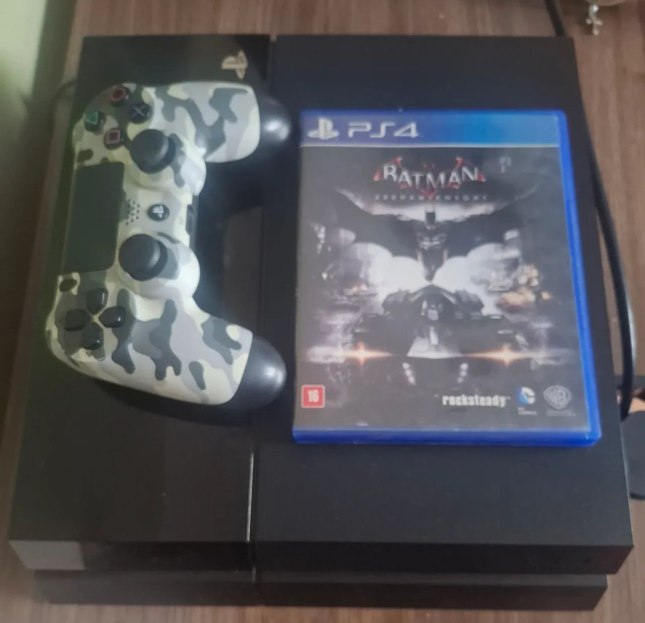 PS4 com contrôle + 1 jogo