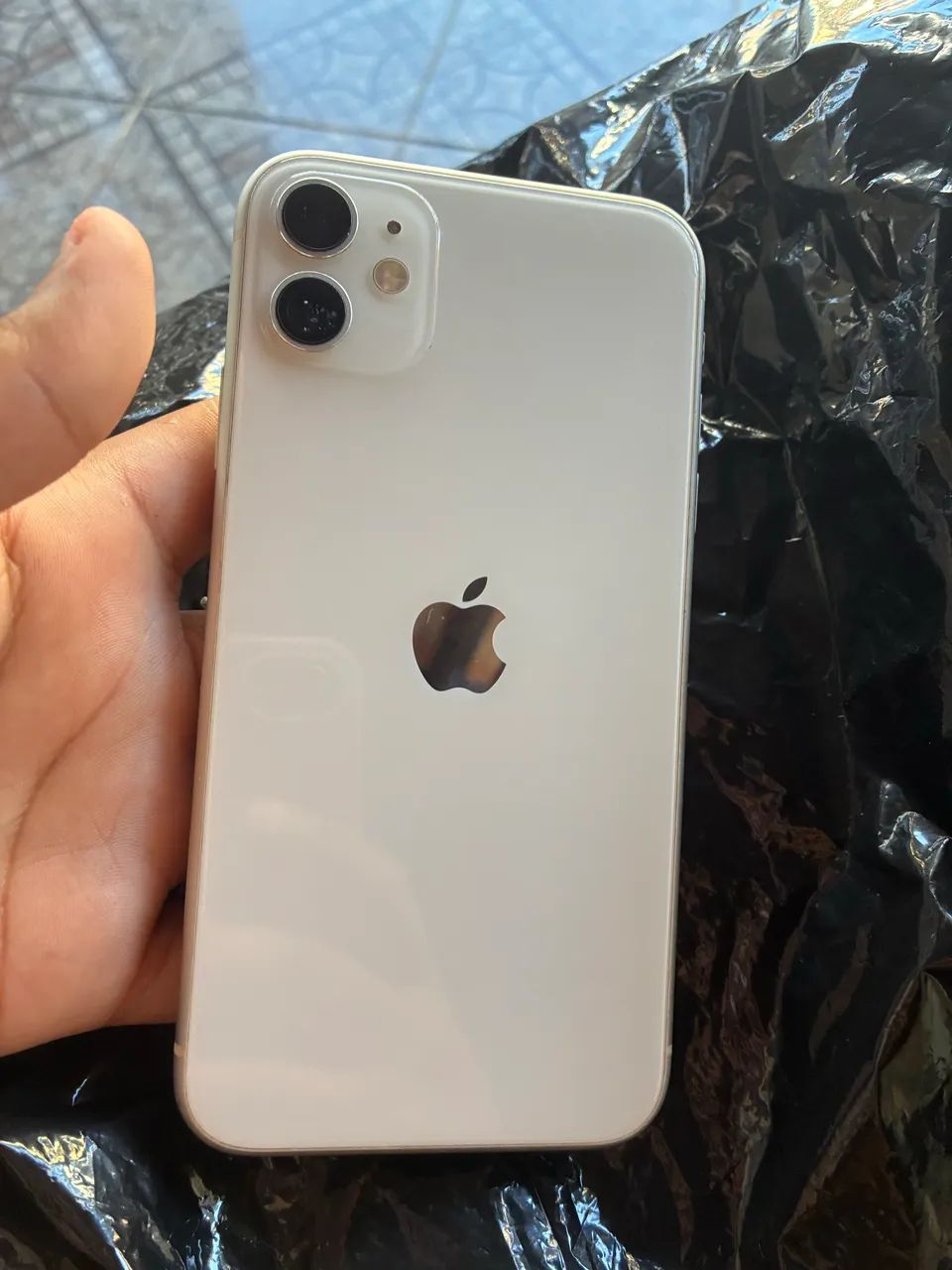 Vendo iPhone 11 128g na cor branca 