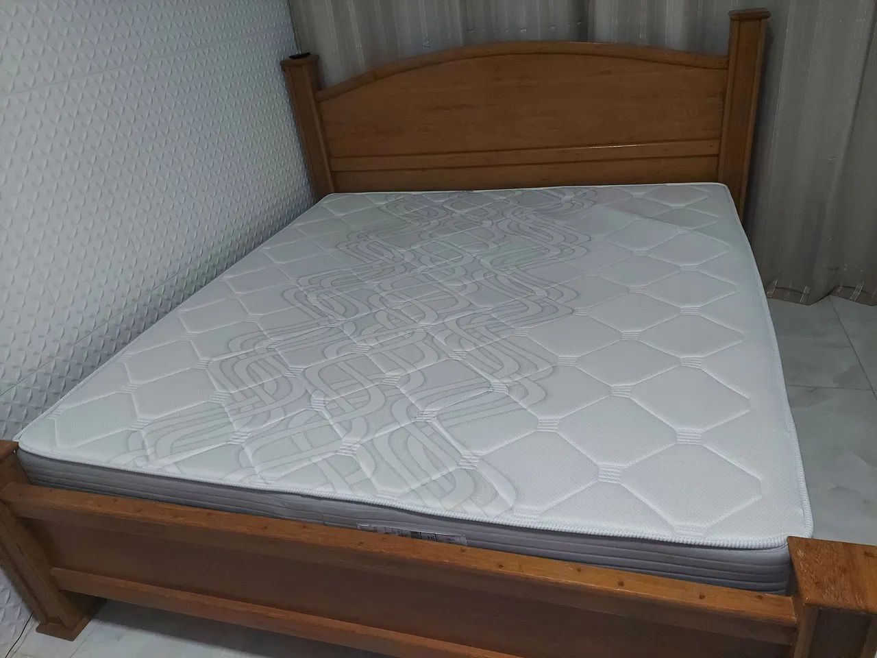 Cama de madeira king com colchão  - Foto 3
