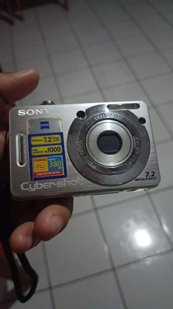 Câmera Sony 7.2 megapixels está sem bateria 