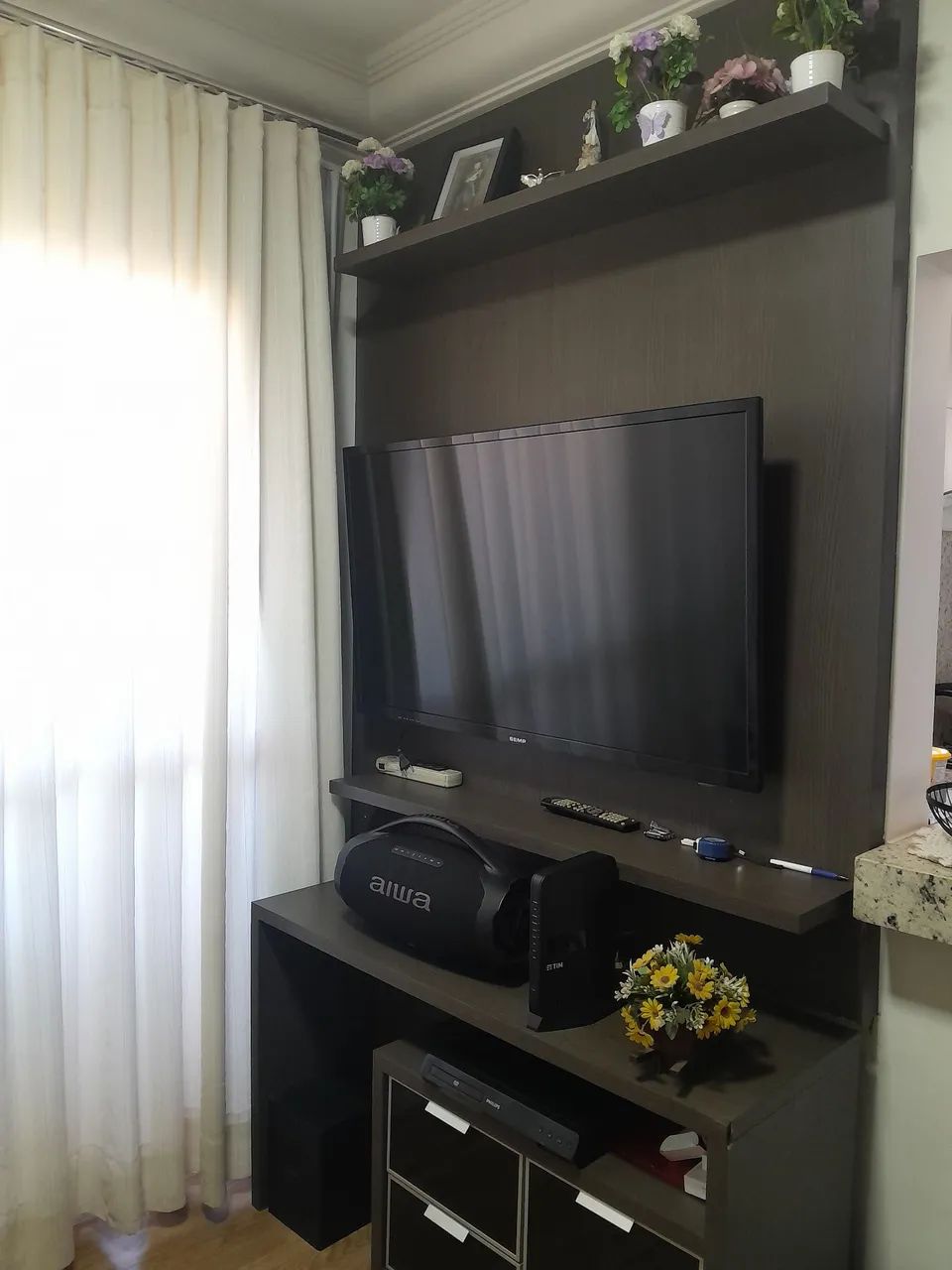 Painel e bancada 100% MDF COM 3 GAVETAS EM VIDRO. PLANEJADO - Foto 4