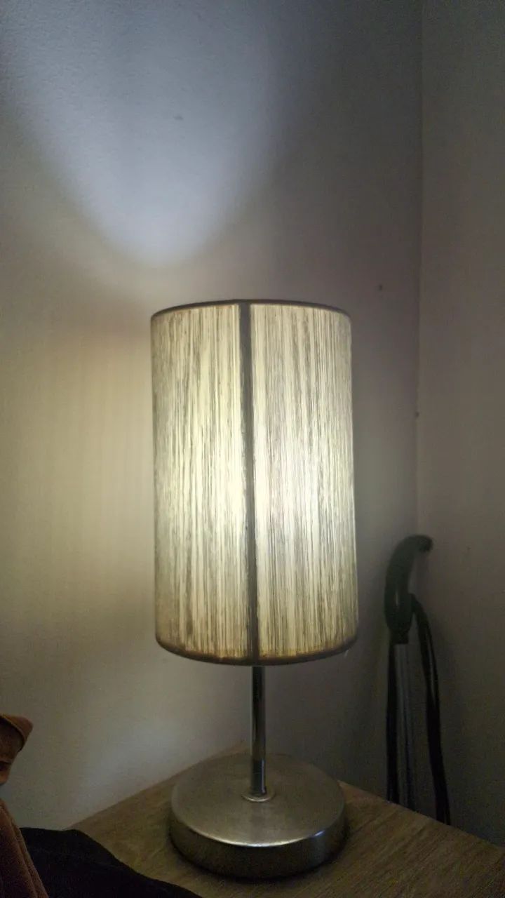 Abajur / Luminária de Mesa com Cúpula Cilíndrica - Funcionando Perfeitamente - Foto 3