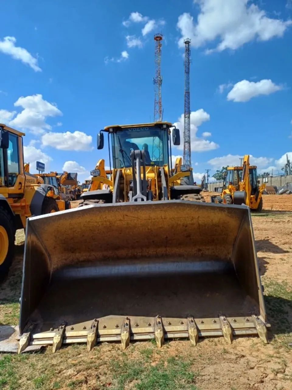 Carregadeira Volvo a venda financiada