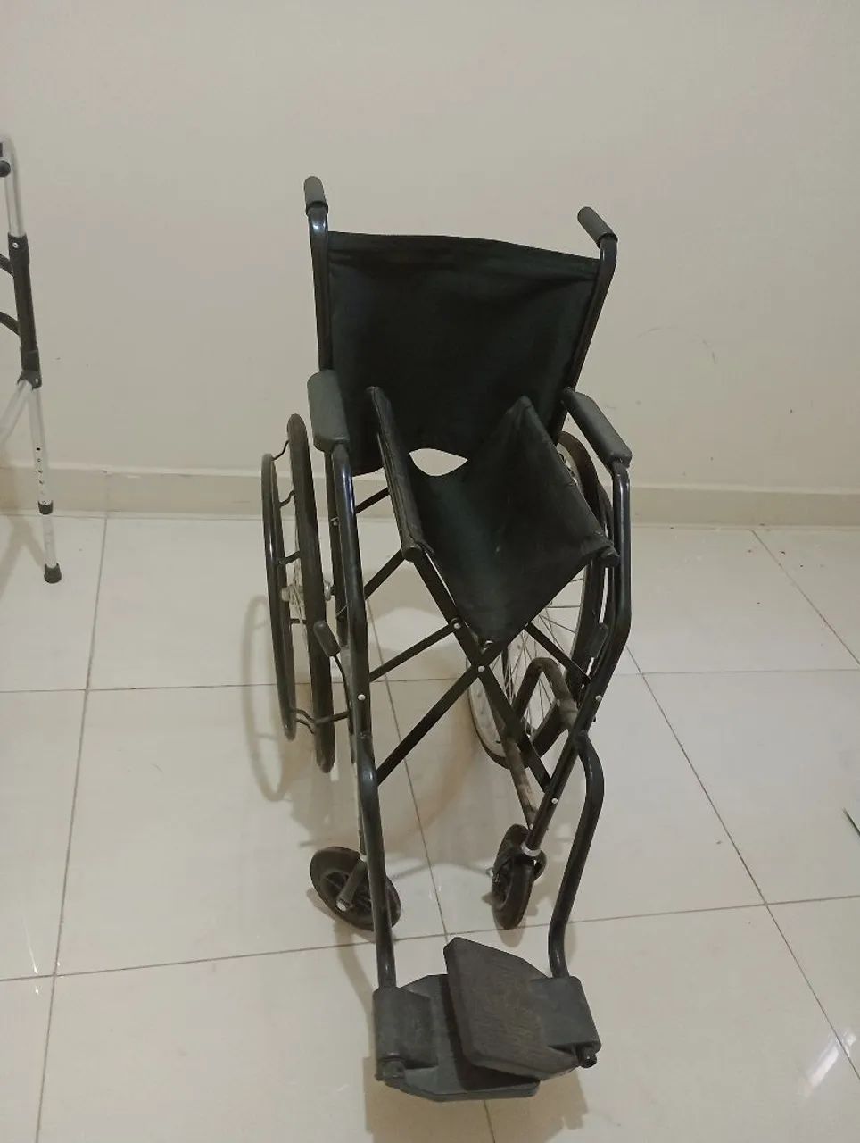 Vendo essa cadeira de roda por e 400 reais  - Foto 3