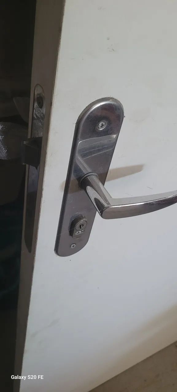 Porta em mdf com dobradiça e maçaneta - Foto 3
